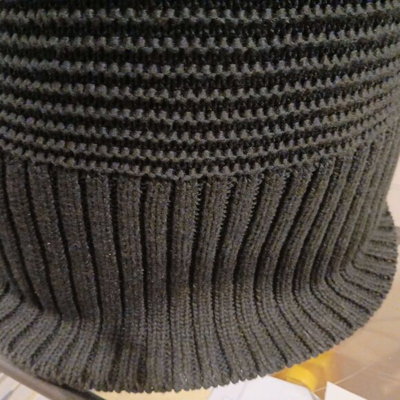 Sleeveless Turtleneck Black Garment - Picture 6 of 7